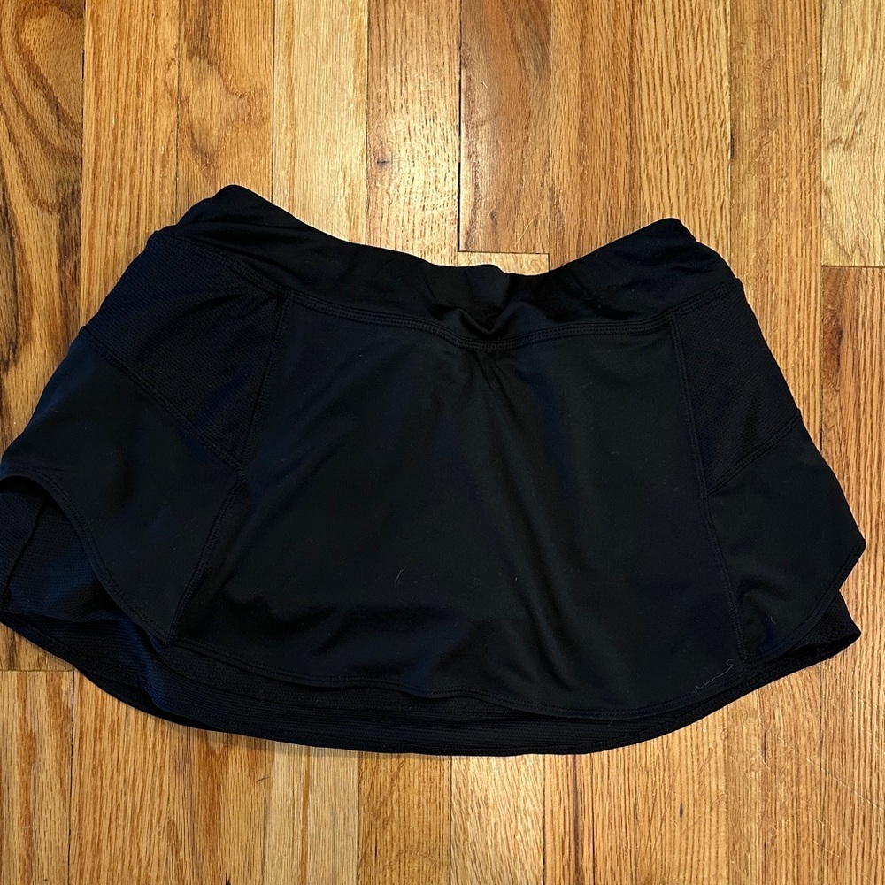 Athleta tennis skirt size XS. Built in mesh shorts, non-slip hem, ball pockets